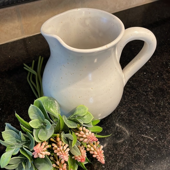Italian pottery 6 1/2” creamy beige with brown speckled pitcher/vase with posies - Picture 10 of 10